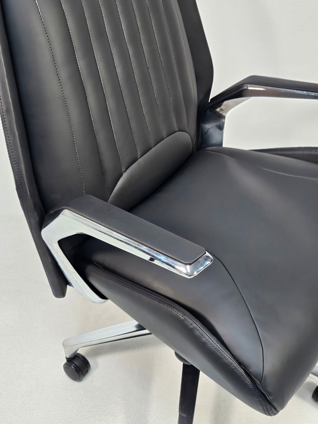 Quality Modern Heavy Duty Office Chair in Black Leather - DT-8530