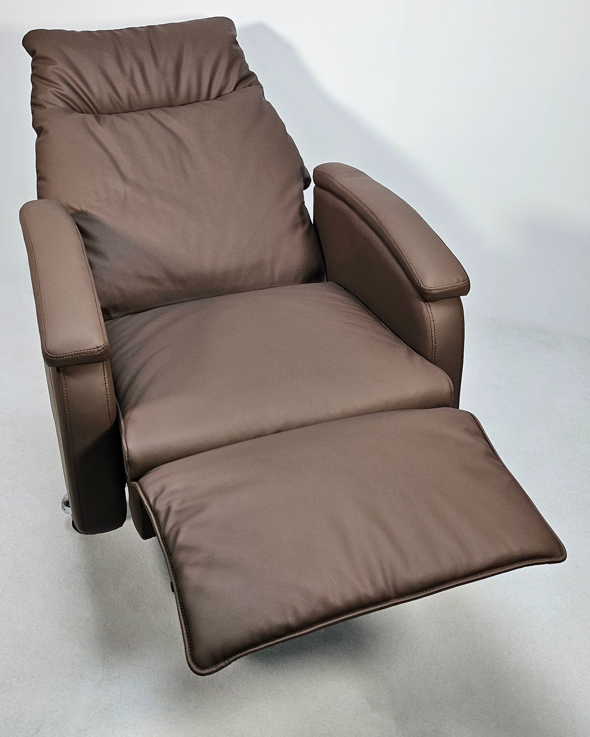 Full Reclining High Back Executive Office Chair in Brown Leather - H004