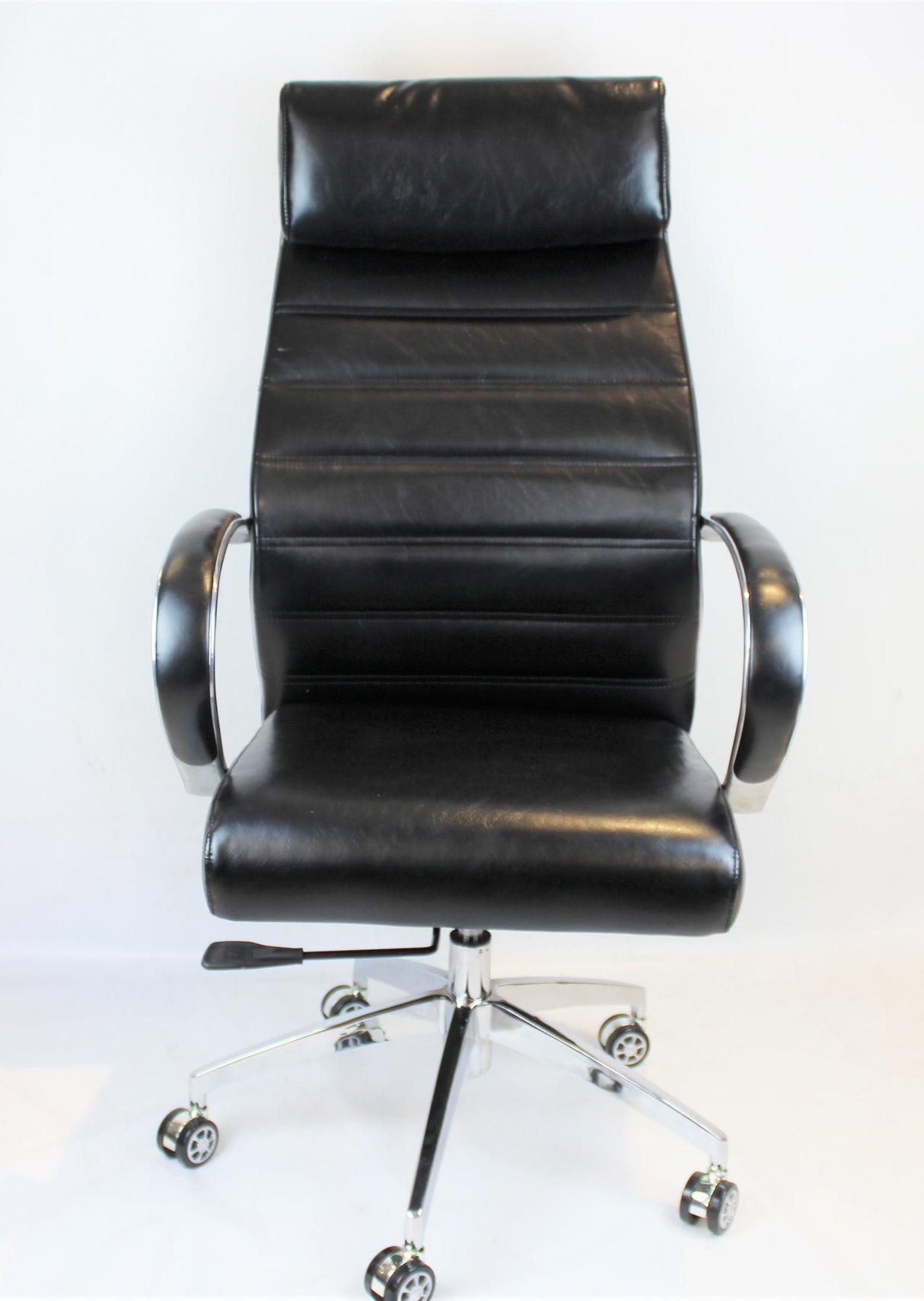 Modern Executive Office Chair in Black - DH-102 - SHOWROOM DISPLAY