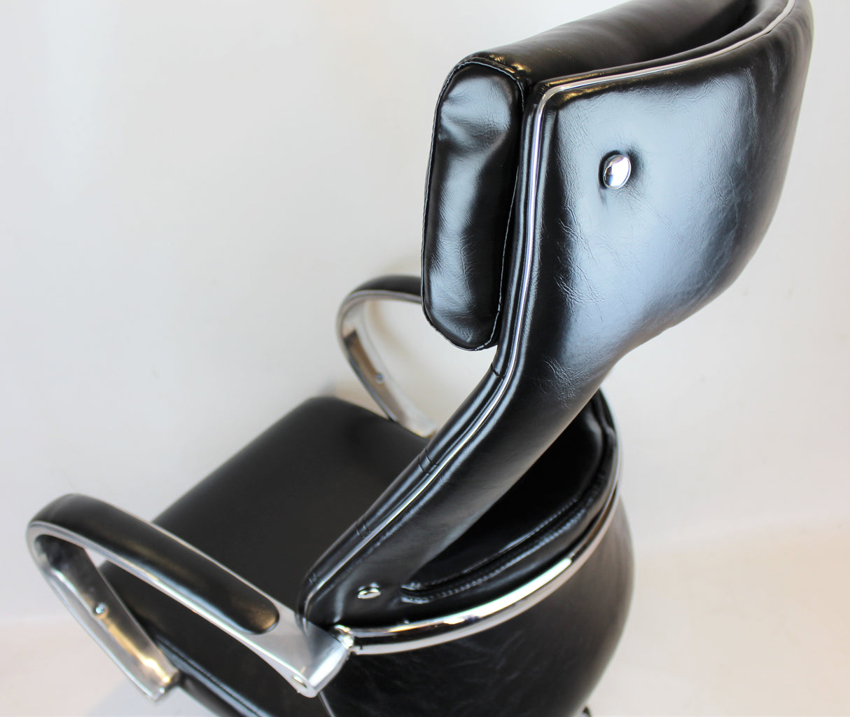 Modern Executive Office Chair in Black - DH-102 - SHOWROOM DISPLAY