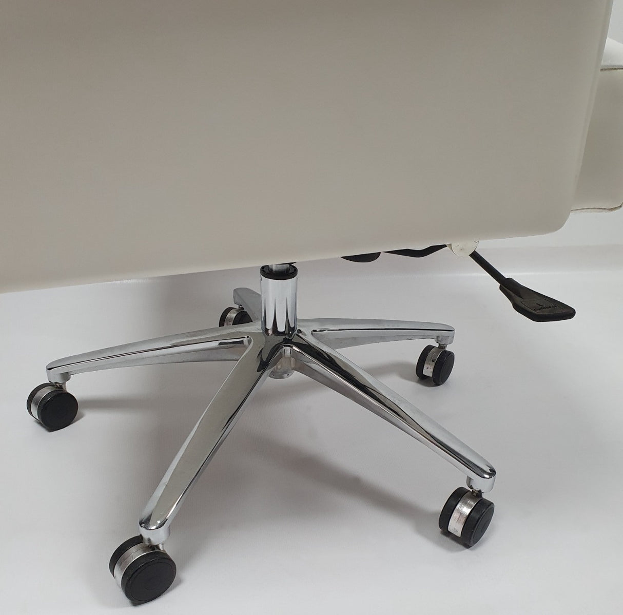 Modern Style White Leather Executive Office Chair - B012