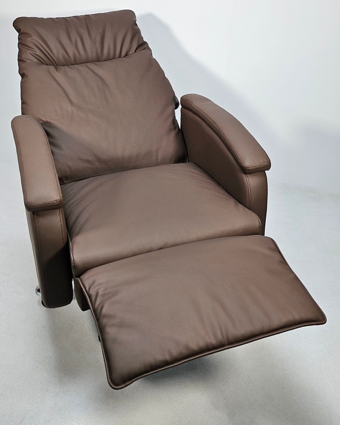 Full Reclining High Back Executive Office Chair in Brown Leather - H004