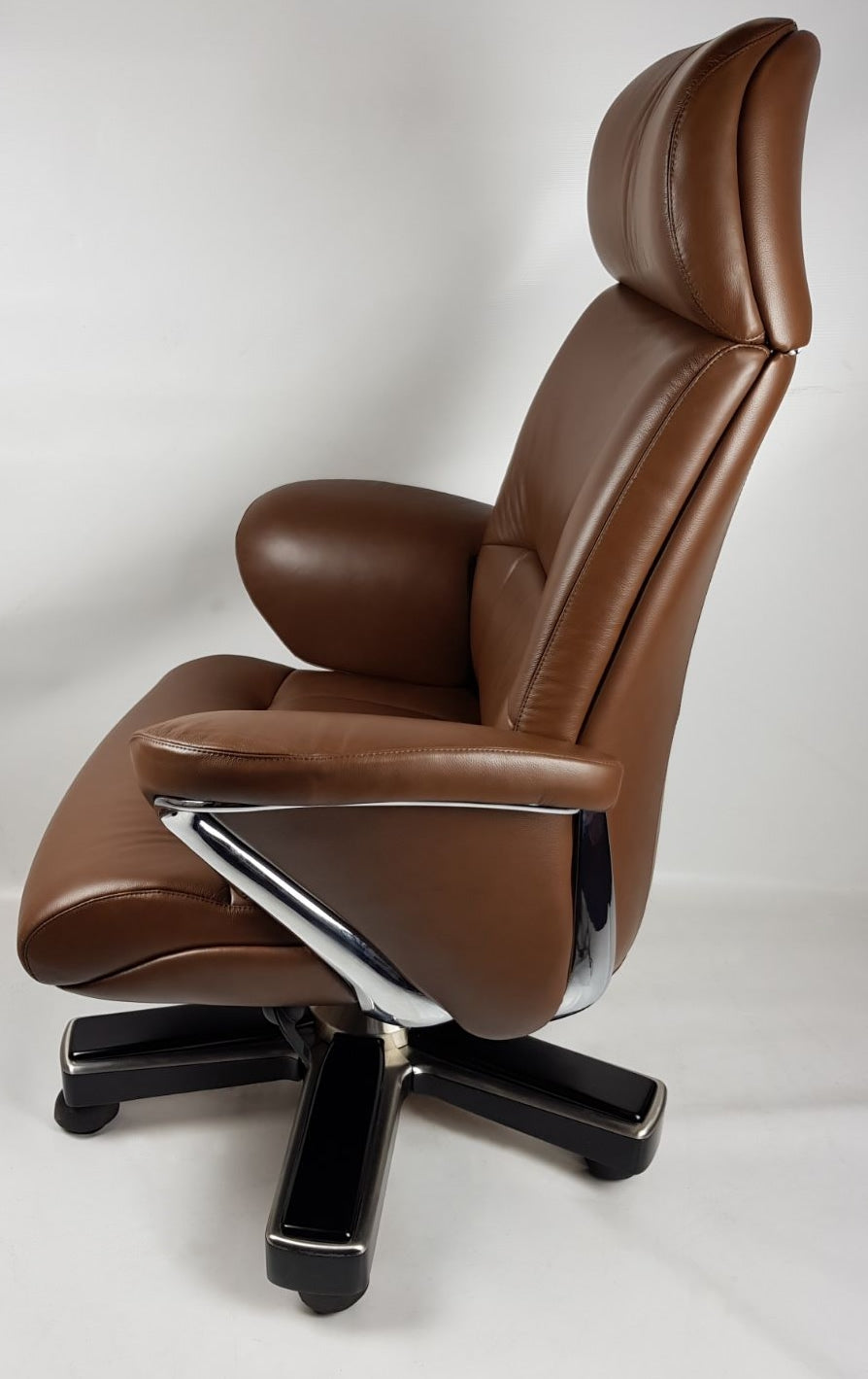 Large brown shop leather chair