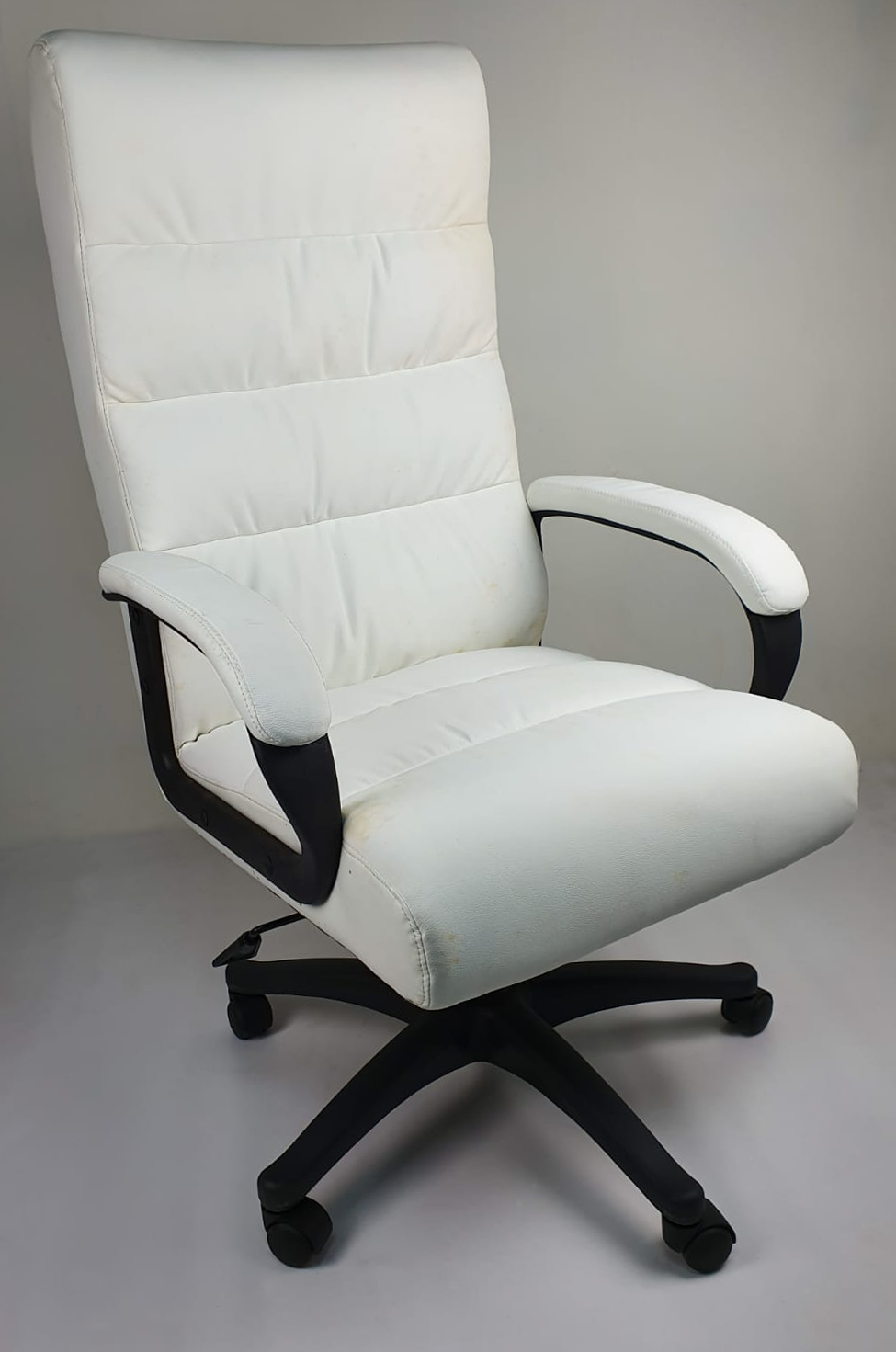 Soft Padded Executive Office Chair in White CHA K35